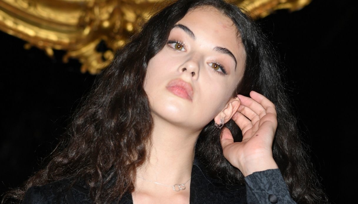 Deva Cassel, l'abito viola che esalta il suo fascino: è come una Venere