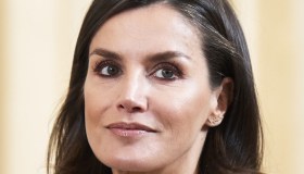 Letizia di Spagna incanta con la gonna del potere ma commette un errore