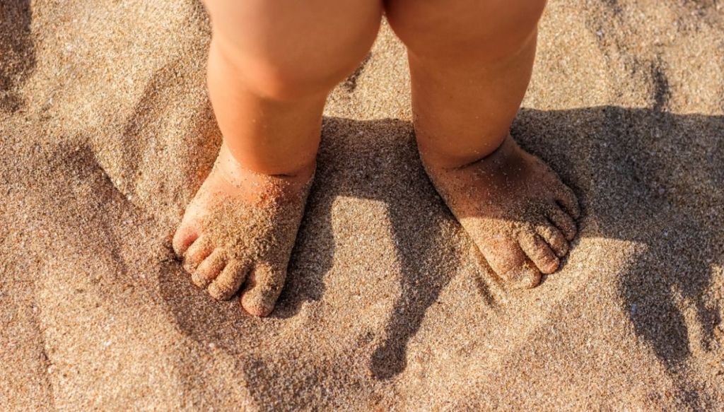Camminare scalzi sulla sabbia