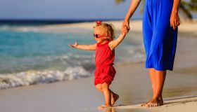 Perché i bambini dovrebbero camminare scalzi (soprattutto d’estate)