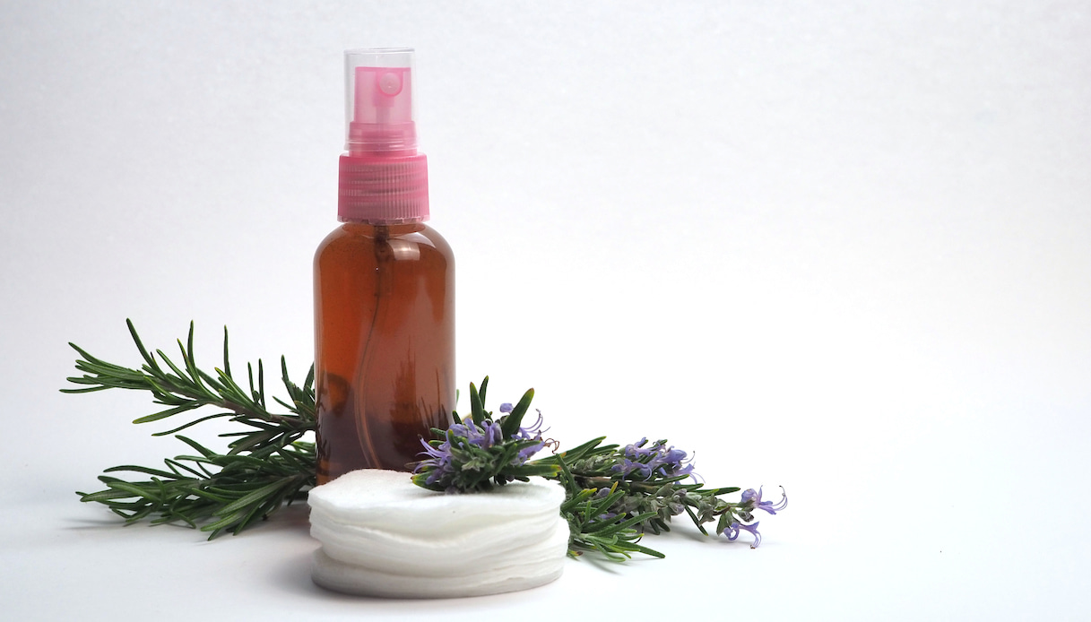 Acqua di rosmarino: gli effetti su pelle e capelli