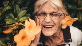 Non lamentarti di invecchiare, le rughe sono un regalo della vita