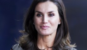 Letizia di Spagna osa con l’abito optical riciclato ed è un successo