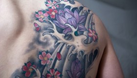 Tatuaggio con il fiore di loto, un simbolo dai significati profondi