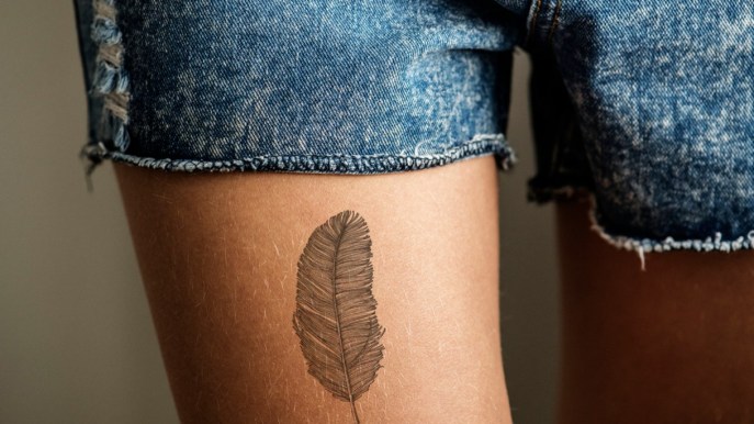 Tatuaggio a piuma: un simbolo di libertà e dai significati profondi