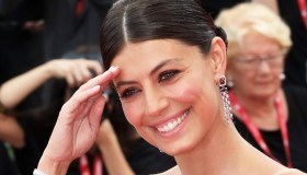 Alessandra Mastronardi in shorts strega Venezia. Ma non convince