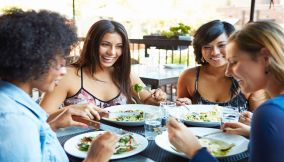 Donne che mangiano al ristorante