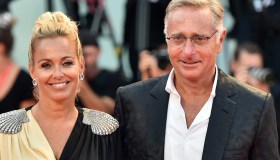 Paolo Bonolis e Sonia Bruganelli innamorati a Venezia: sorrisi e complicità sul red carpet