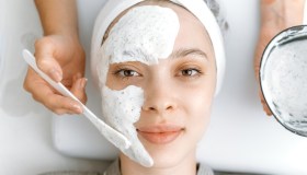 Qual è la differenza fra scrub, peeling e gommage