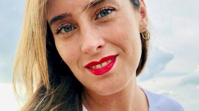 La Boschi incanta su Instagram con rossetto rosso e tacchi a spillo