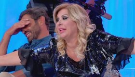 U&D, caos in studio: Tina alza il vestito a Gemma