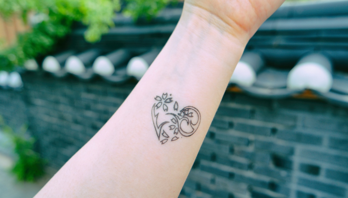Tatuaggio a forma di cuore stilizzato