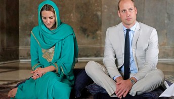 Kate Middleton in Pakistan: scalza e col velo