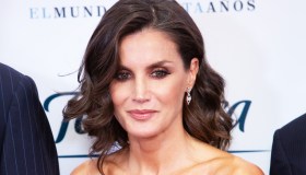 Letizia di Spagna in rosso: cede alla scollatura e incanta