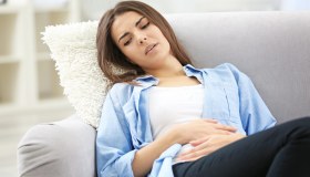 Tumore dell’ovaio, i campanelli d’allarme per una diagnosi precoce