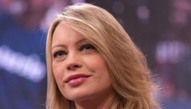 Anna Falchi si emoziona da Serena Bortone, poi confessa: “Fiorello il mio primo grande amore”