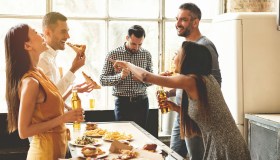 Non dimenticarti degli amici: una cena a settimana con loro ti renderà felice