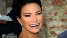 Demetra Hampton, le nozze a 51 anni dell’attrice cult degli anni ’90