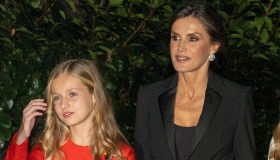 Letizia di Spagna in nero stupisce con le piume e cede il rosso a Leonor