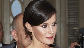 Letizia di Spagna dà spettacolo a Cuba: look mozzafiato e abito misterioso