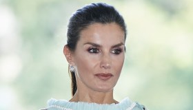 Letizia di Spagna a Cuba, prima incanta poi scivola con l’abito rosa trasparente