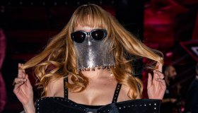 Myss Keta, la rapper mascherata che guida le ragazze di Porta Venezia