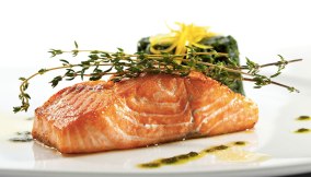 Fetta di salmone al forno con tortino di spinaci