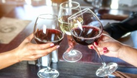 Sindrome dell’apericena, come limitare i danni di alcol e calorie di troppo