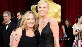 Charlize Theron: “La notte che mia madre uccise mio padre”