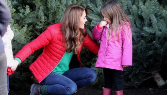 Kate Middleton in fattoria: piumino rosso natalizio e scarponcini