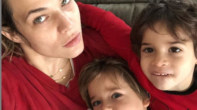Laura Chiatti e la polemica sul dito medio del figlio: “Io insegno ad amare”