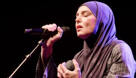 Sinead O’Connor emoziona Berlino nel giorno del suo compleanno
