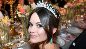 Sofia di Svezia scopre le spalle e il tatuaggio: un incanto alla cerimonia dei Nobel