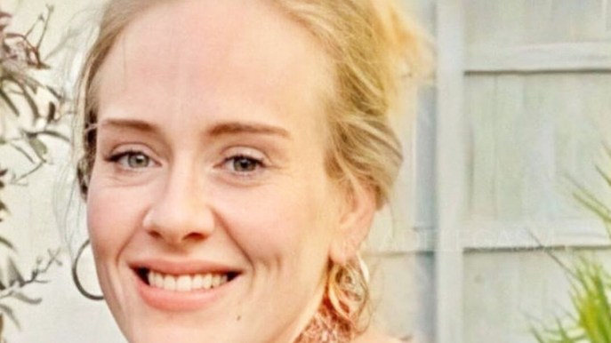 Adele dimagrita 30 kg: le foto in spiaggia mostrano l’incredibile trasformazione
