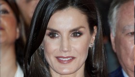 Letizia di Spagna splende senza Felipe con l’abito riciclato. E non sbaglia