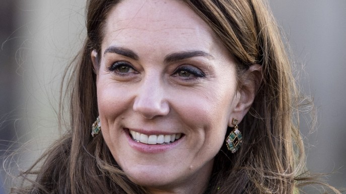 Kate Middleton si riprende la scena e sfida Meghan con l’abito a 18 euro