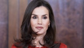 Letizia di Spagna incantevole a Madrid: look grintoso e sorriso ritrovato