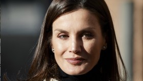 Letizia osa in bianco e nero: look da working girl per l’incontro istituzionale