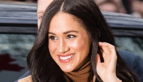Meghan Markle ritorna in pubblico con la gonna low cost. Harry è teso