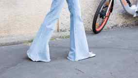 Idee di look per indossare i jeans a zampa