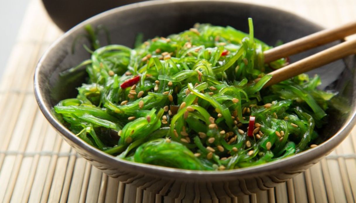 Alga wakame: cos'è, calorie e come inserirle nella dieta