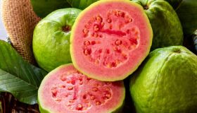 Guava, il frutto tropicale ricco di benefici e proprietà salutari