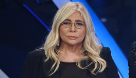 Domenica In, Mara Venier si schiera con Bugo. E lancia una stoccata alla D’Urso