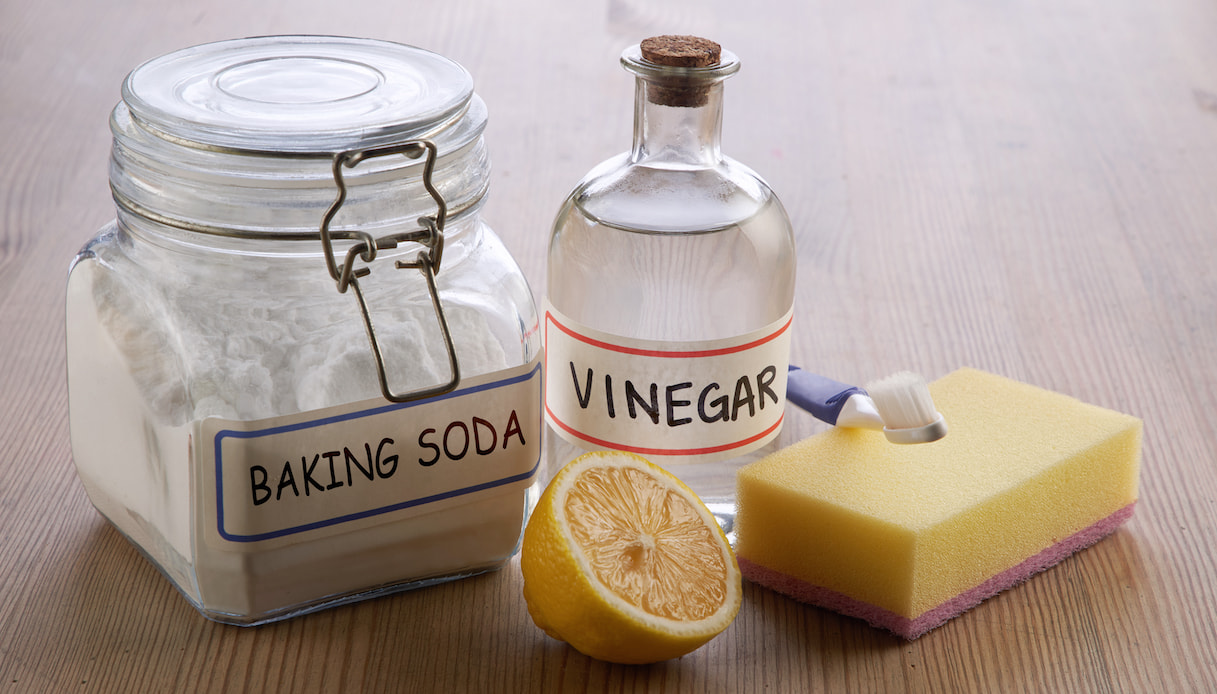 Bicarbonato, limone e aceto: come pulire casa in modo naturale