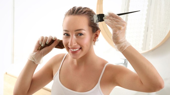Coprire i capelli bianchi fai da te: tinte, mascara colorati, spray e riflessanti
