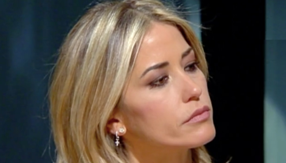 Elena Santarelli si commuove da Costanzo per il figlio: “Impossibile dimenticare”
