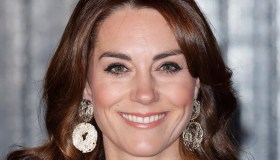 Kate Middleton brilla con l’abito da 1.800 euro e lancia un messaggio a Meghan Markle