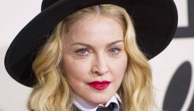 Madonna cade sul palco e scoppia a piangere: la popstar trasportata in ospedale