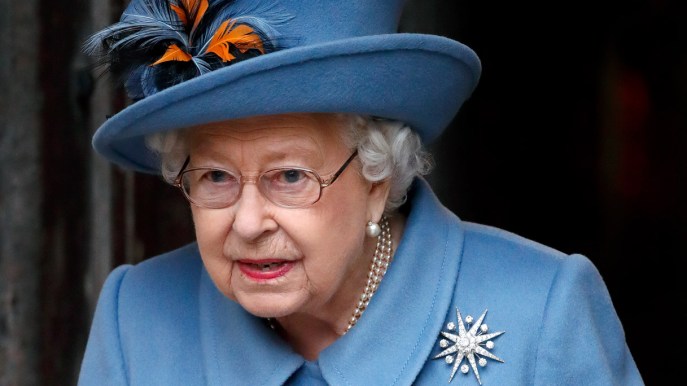 La Regina Elisabetta lascia Buckingham Palace e cancella gli eventi pubblici
