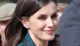 Letizia di Spagna incanta con l’abito che costa meno di 80 euro